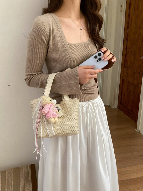 Ženska crossbody torba s pletenim uzorkom, 2026 novi model, inspirirano korejskim stilom, sladak privjesak medvjedić