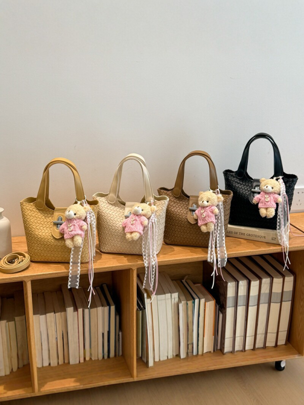 Ženska crossbody torba s pletenim uzorkom, 2026 novi model, inspirirano korejskim stilom, sladak privjesak medvjedić