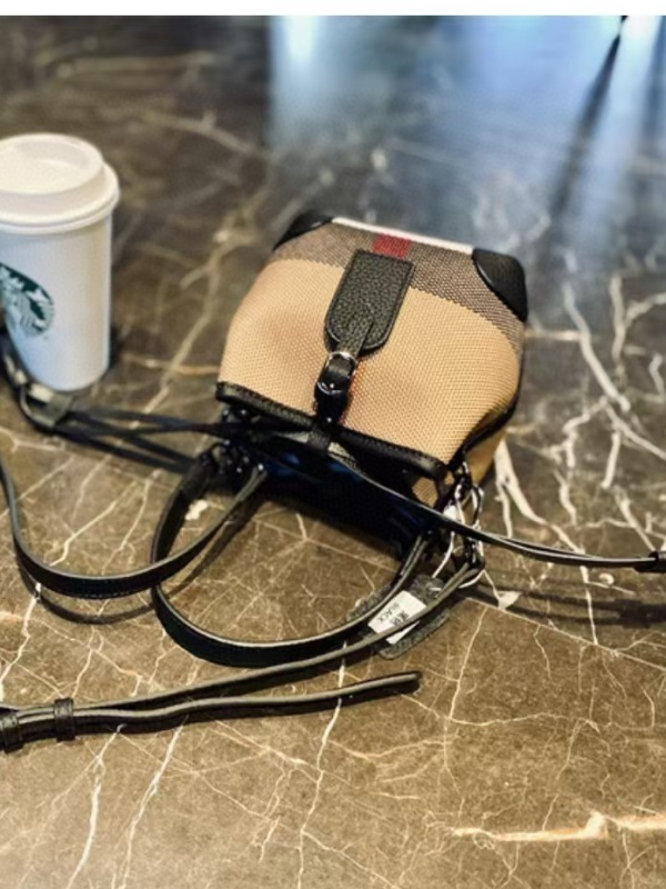 Ženska platnena torba tip bucket od platna, proljetno 2025 izdanje, srednja veličina, dvostruki remeni, nošenje na rame ili crossbody, elegantan izgled