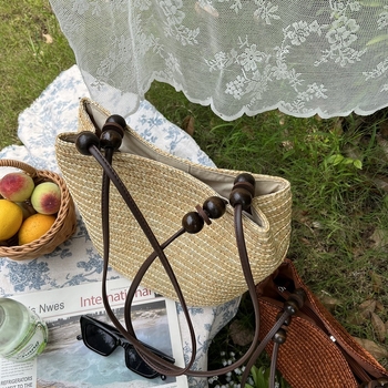 Torba tip košara od slame s drvenim perlama i magnetskim zatvaračem, vintage francuski stil, jednostavna i elegantna