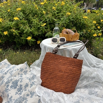 Torba tip košara od slame s drvenim perlama i magnetskim zatvaračem, vintage francuski stil, jednostavna i elegantna