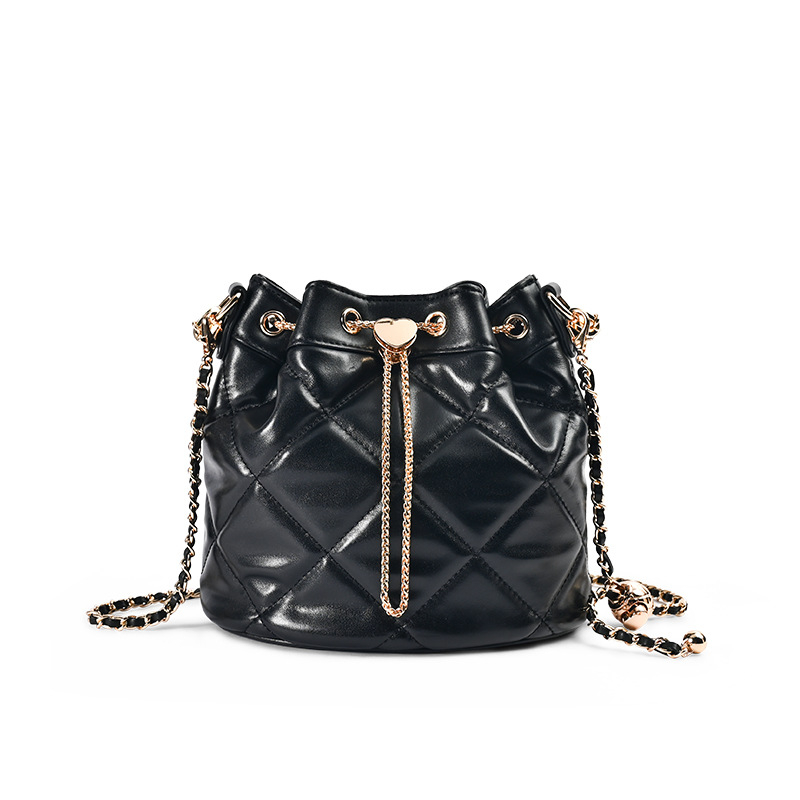 Kožna bucket torba s lancem i prešivanjem u romb uzor, jednostruki remen za rame, crossbody za žene, elegantna i svestrana