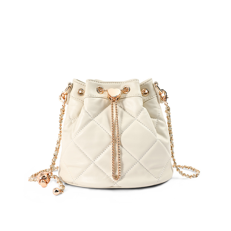 Kožna bucket torba s lancem i prešivanjem u romb uzor, jednostruki remen za rame, crossbody za žene, elegantna i svestrana
