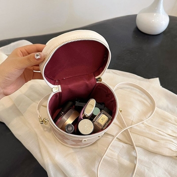 Ženska mini torbica s kariranim uzorkom — za ramena i crossbody, diskretan luksuz
