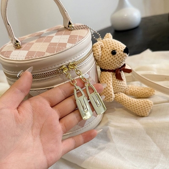 Ženska mini torbica s kariranim uzorkom — za ramena i crossbody, diskretan luksuz