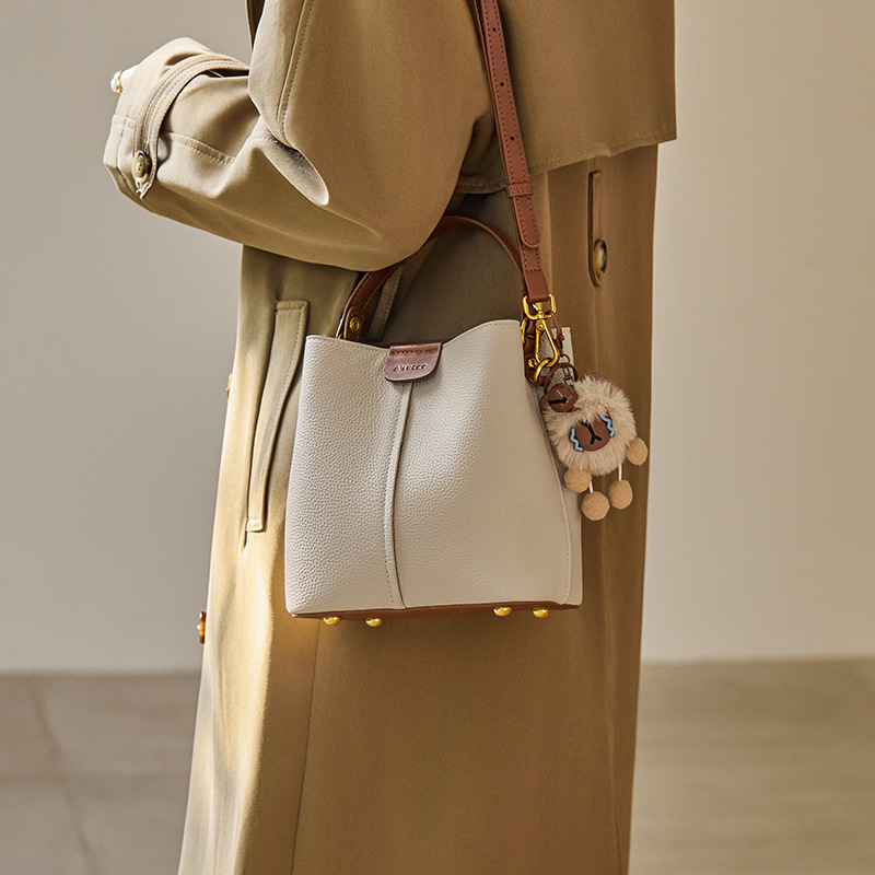 2026 nova ženska kožna bucket torba s crossbody remenom, elegantna i visoke kvalitete