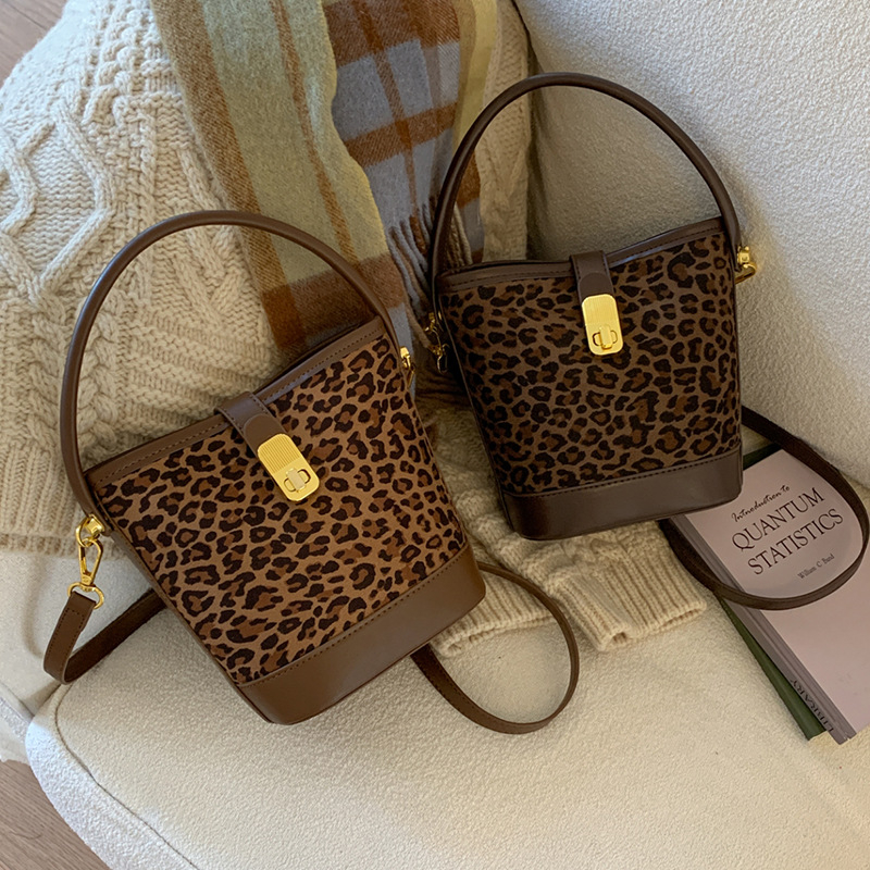 Bucket torba s leopardim uzorkom i mat završnom površinom, za žene, novi model 2025, retro stil za svakodnevnu upotrebu, na rame ili crossbody