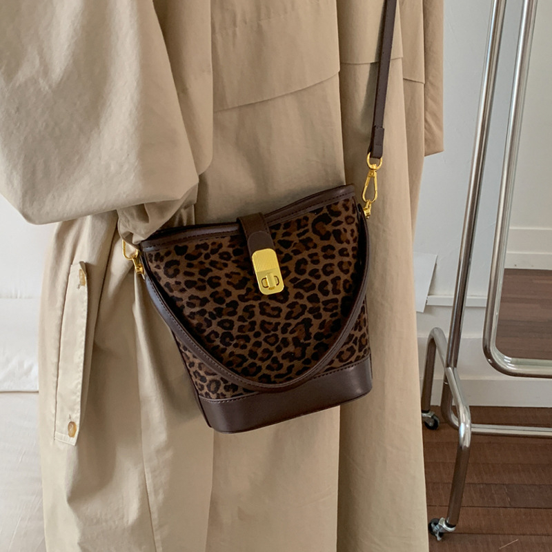 Bucket torba s leopardim uzorkom i mat završnom površinom, za žene, novi model 2025, retro stil za svakodnevnu upotrebu, na rame ili crossbody