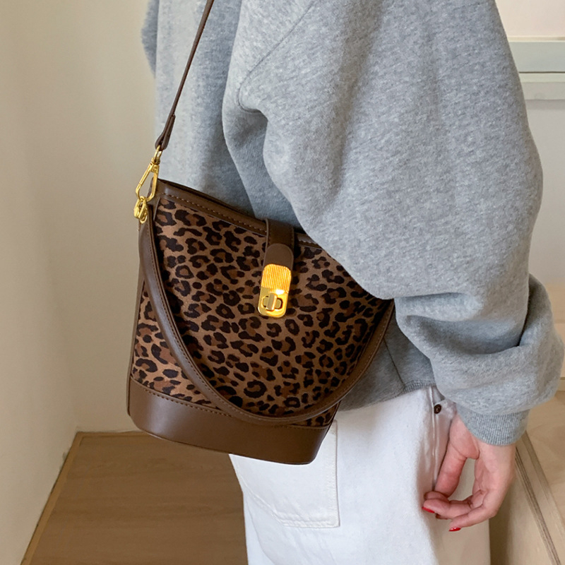 Bucket torba s leopardim uzorkom i mat završnom površinom, za žene, novi model 2025, retro stil za svakodnevnu upotrebu, na rame ili crossbody