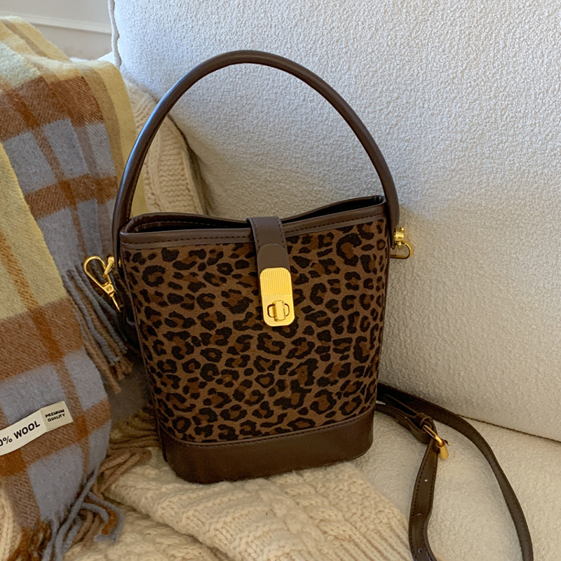 Bucket torba s leopardim uzorkom i mat završnom površinom, za žene, novi model 2025, retro stil za svakodnevnu upotrebu, na rame ili crossbody