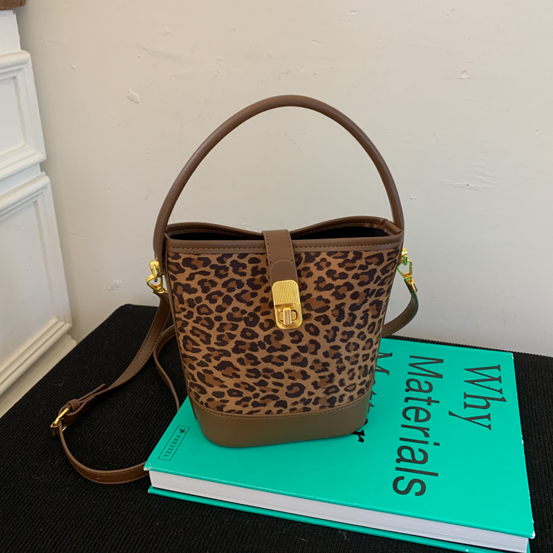 Bucket torba s leopardim uzorkom i mat završnom površinom, za žene, novi model 2025, retro stil za svakodnevnu upotrebu, na rame ili crossbody