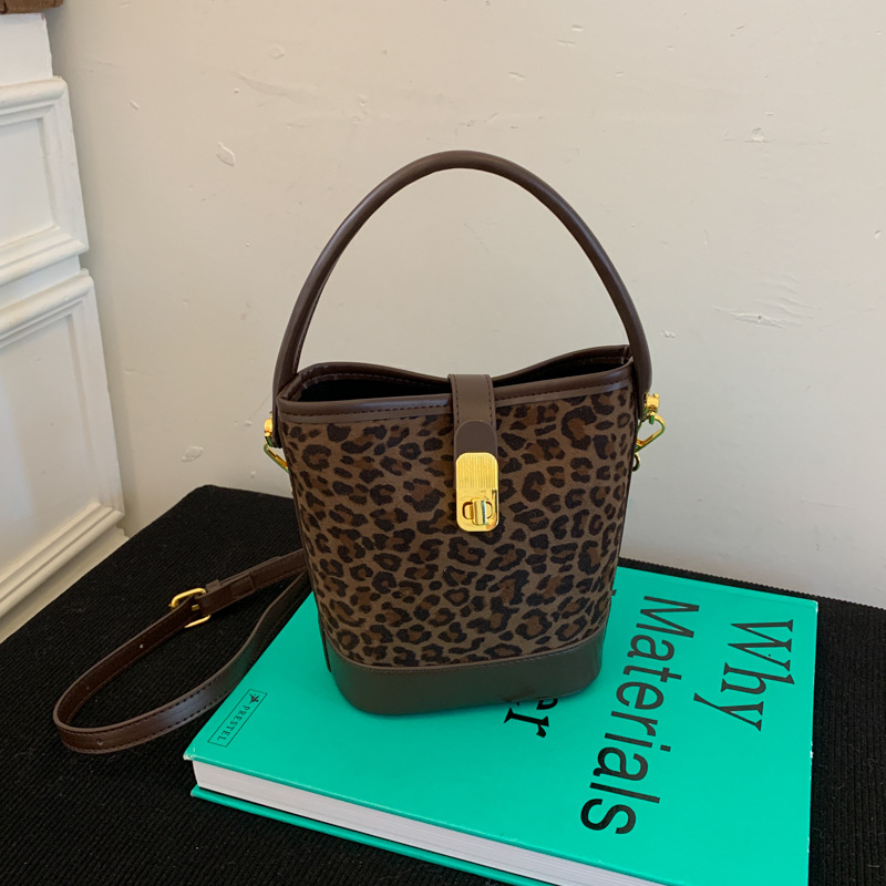 Bucket torba s leopardim uzorkom i mat završnom površinom, za žene, novi model 2025, retro stil za svakodnevnu upotrebu, na rame ili crossbody