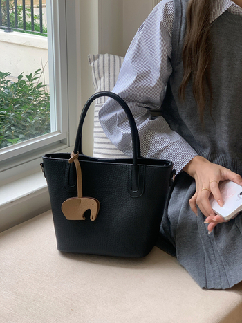 Ženska bucket torba visokog kvaliteta za proleće/ljeto 2026, crossbody ili ručna, elegantna i svestrana