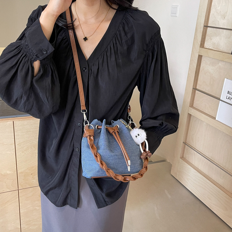 Ženska denim bucket torba, preko ramena, mala veličina, proljeće–ljeto 2024