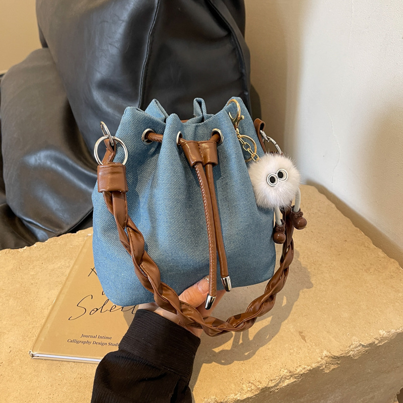 Ženska denim bucket torba, preko ramena, mala veličina, proljeće–ljeto 2024