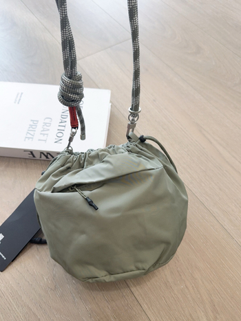 Nylon torba tipa kanta s remenom preko tijela, vertikalni kvadratni oblik, srednja veličina, zatvaranje šnurnom, mekana konstrukcija, unutarnja džep