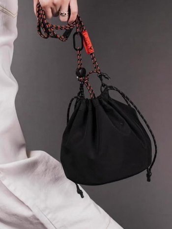 Nylon torba tipa kanta s remenom preko tijela, vertikalni kvadratni oblik, srednja veličina, zatvaranje šnurnom, mekana konstrukcija, unutarnja džep