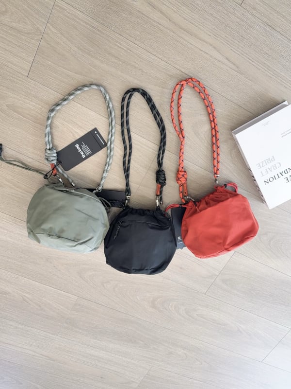 Nylon torba tipa kanta s remenom preko tijela, vertikalni kvadratni oblik, srednja veličina, zatvaranje šnurnom, mekana konstrukcija, unutarnja džep