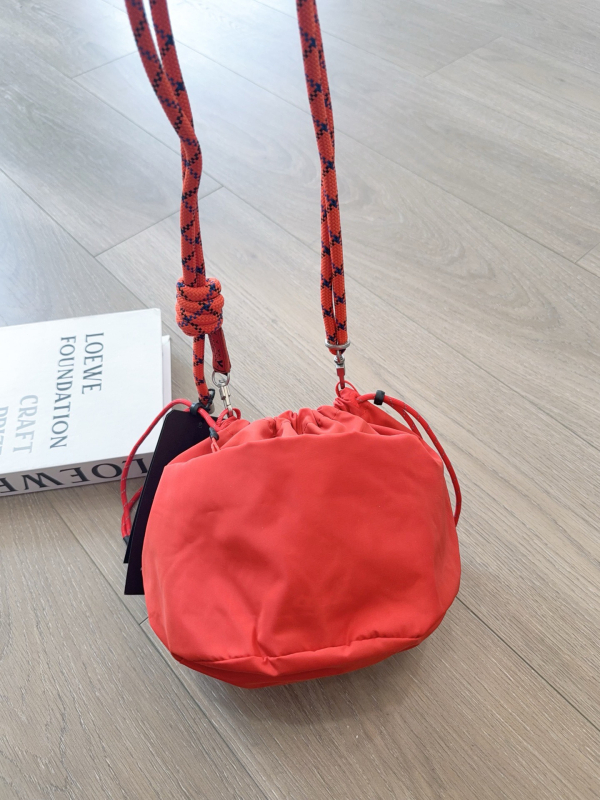 Nylon torba tipa kanta s remenom preko tijela, vertikalni kvadratni oblik, srednja veličina, zatvaranje šnurnom, mekana konstrukcija, unutarnja džep