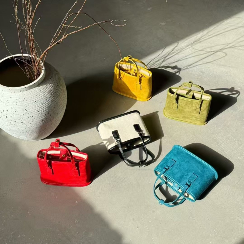 FOLNUA Torbica od prave kože nubuk ovčje, mini crossbody bucket bag, mala veličina, proljeće 2025