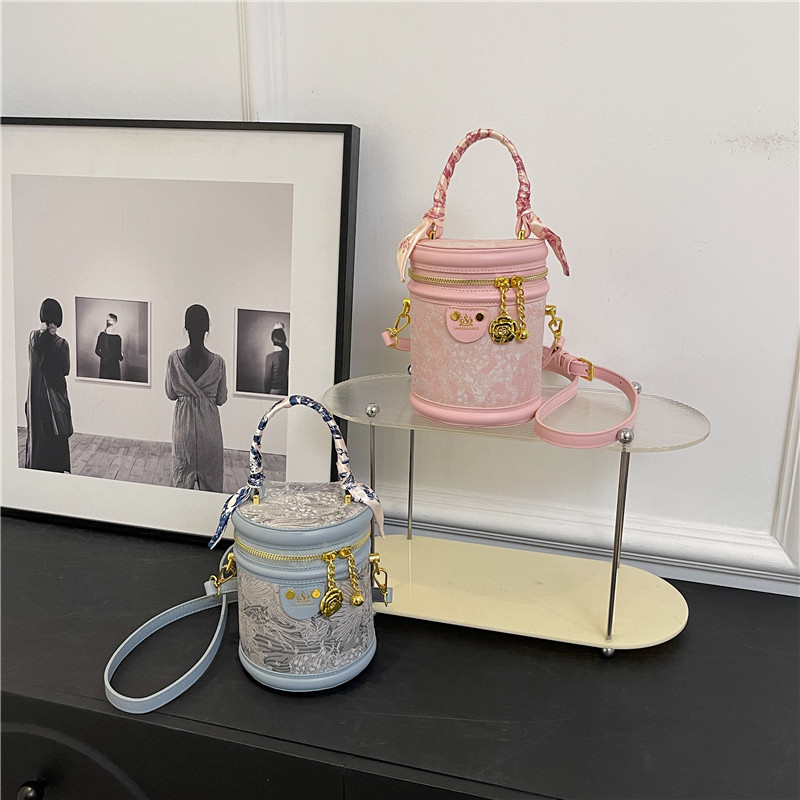 Ženska cilindrična bucket torba s printom svilene marame, svestrana svakodnevna torbica za nošenje na ramenu ili crossbody.