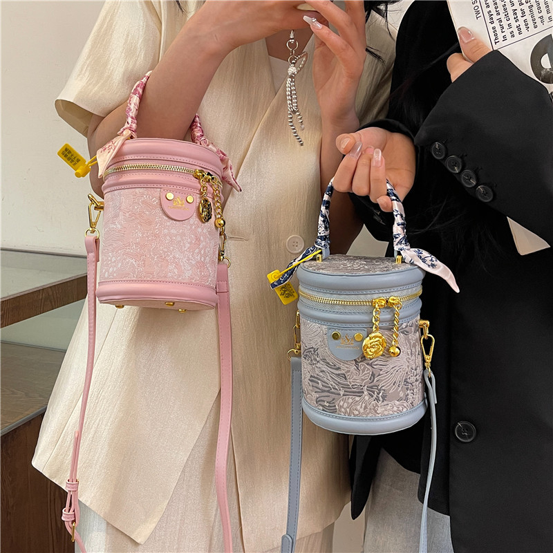 Ženska cilindrična bucket torba s printom svilene marame, svestrana svakodnevna torbica za nošenje na ramenu ili crossbody.