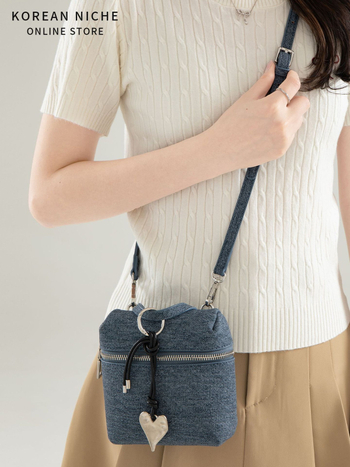 Ženska mini bucket torba s privjeskom u obliku srca, urban minimalistički dizajn, preko ramena