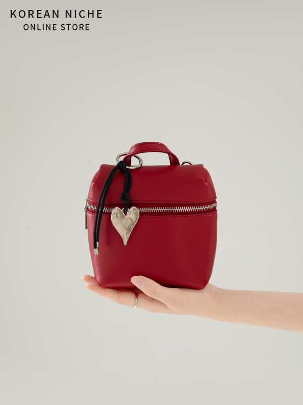 Ženska mini bucket torba s privjeskom u obliku srca, urban minimalistički dizajn, preko ramena