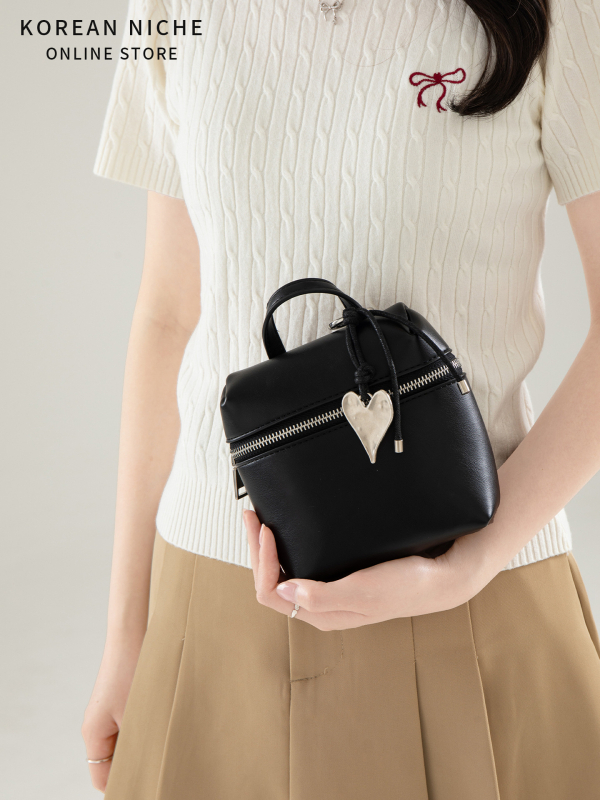 Ženska mini bucket torba s privjeskom u obliku srca, urban minimalistički dizajn, preko ramena