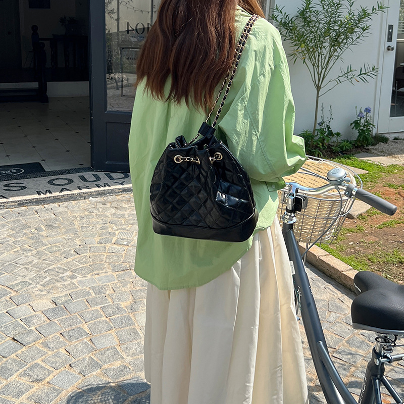 2026 nova modna bucket torba s lančanim remenom, šivani dijamantni uzorak, crossbody u Chanel stilu