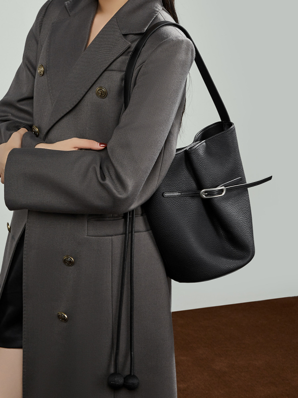 Bucket torba od vrhunske teleće kože – minimalistički dizajn, velika zapremina, svestrana crossbody torba za svakodnevnu uporabu