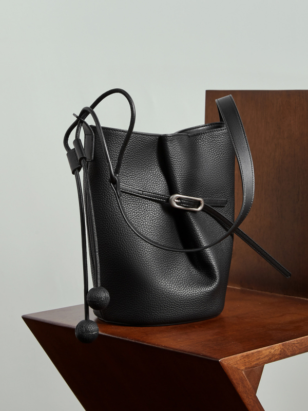 Bucket torba od vrhunske teleće kože – minimalistički dizajn, velika zapremina, svestrana crossbody torba za svakodnevnu uporabu