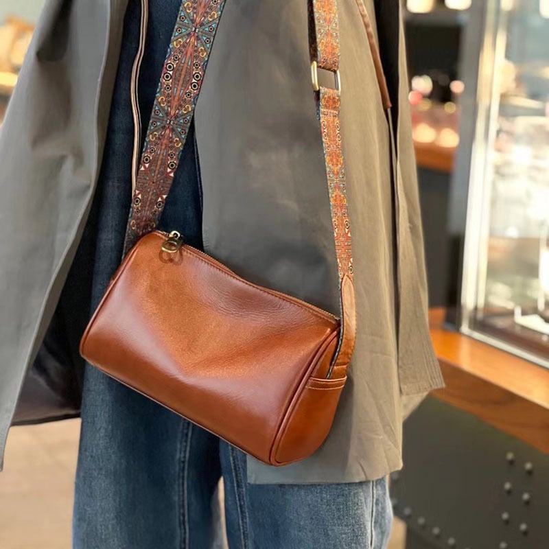 Ženska mala torbica od kože goveda prvog sloja, 2026 izdanje, prava koža, oblik jastuka, modni retro, svestrana za ljeto, torba preko ramena ili crossbody