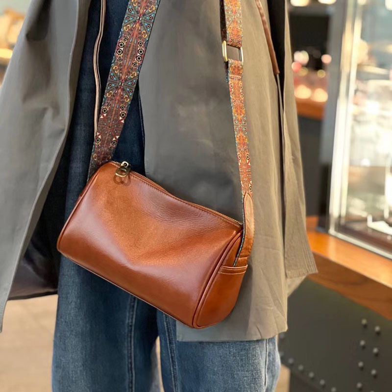 Ženska mala torbica od kože goveda prvog sloja, 2026 izdanje, prava koža, oblik jastuka, modni retro, svestrana za ljeto, torba preko ramena ili crossbody