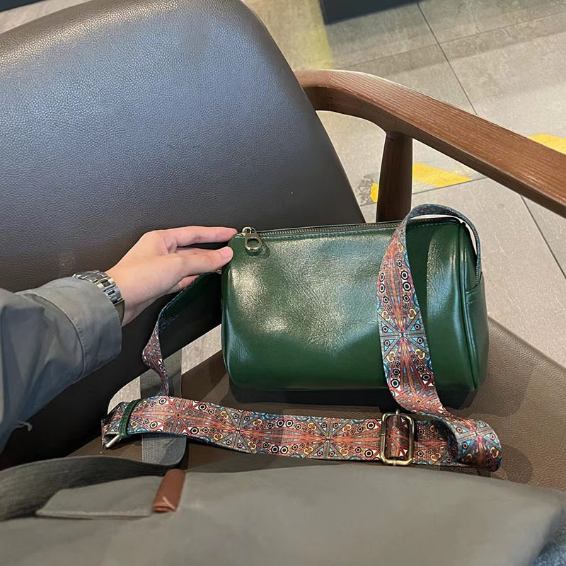Ženska mala torbica od kože goveda prvog sloja, 2026 izdanje, prava koža, oblik jastuka, modni retro, svestrana za ljeto, torba preko ramena ili crossbody