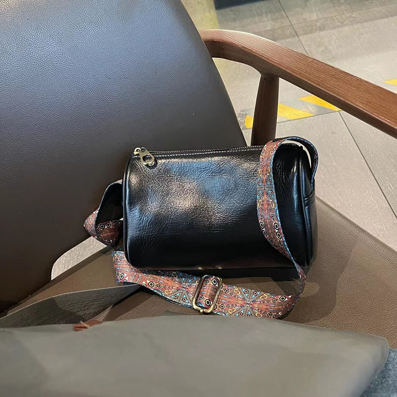Ženska mala torbica od kože goveda prvog sloja, 2026 izdanje, prava koža, oblik jastuka, modni retro, svestrana za ljeto, torba preko ramena ili crossbody