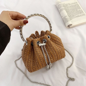 Ženska pletena slamnata torba, oblik košarice s lancem i špagom, crossbody, proljeće 2026