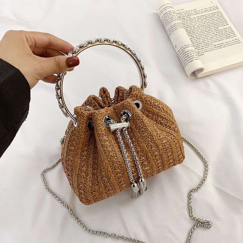 Ženska pletena slamnata torba, oblik košarice s lancem i špagom, crossbody, proljeće 2026