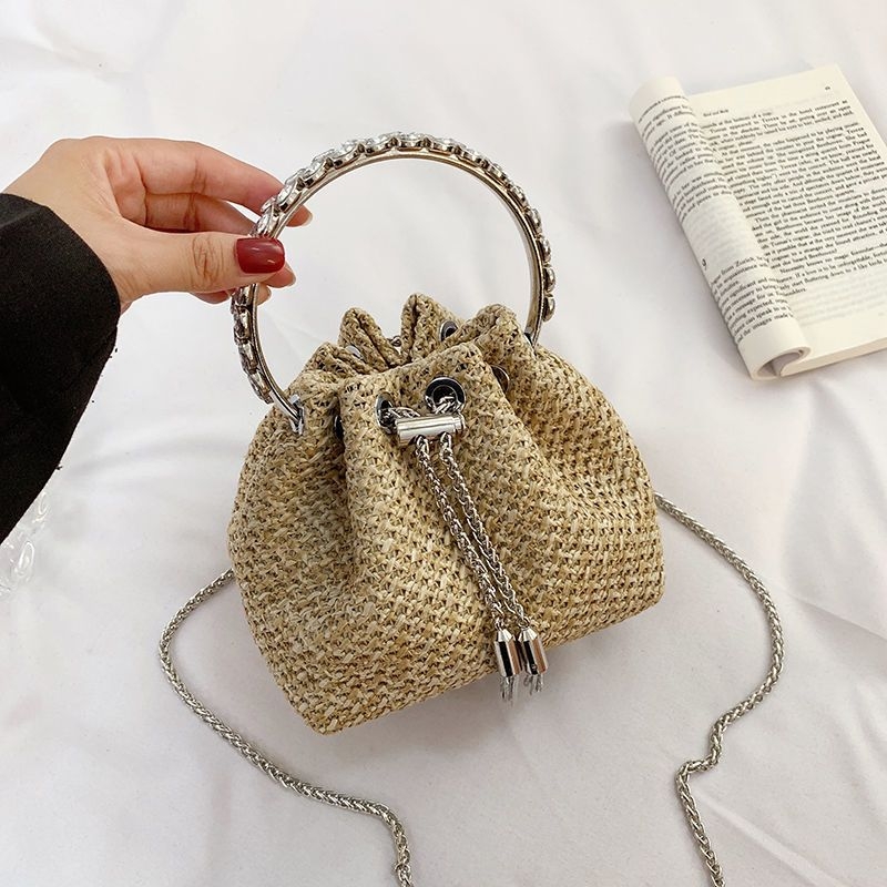 Ženska pletena slamnata torba, oblik košarice s lancem i špagom, crossbody, proljeće 2026
