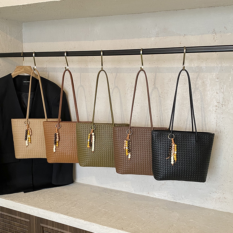 Ženska pletene tote torba, velika zapremina, gradski stil, na rame, model 2025