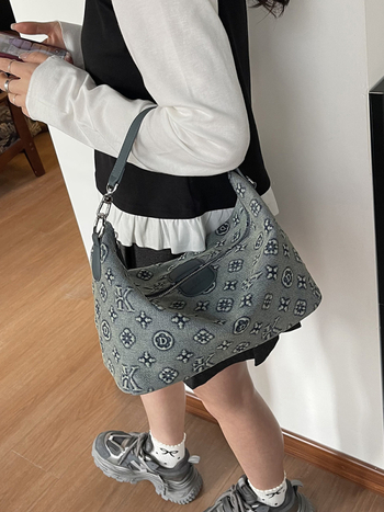Torba od PU kože srednje veličine, preko ramena/crossbody, bucket stil, Monica Qiqi, proljeće 2026