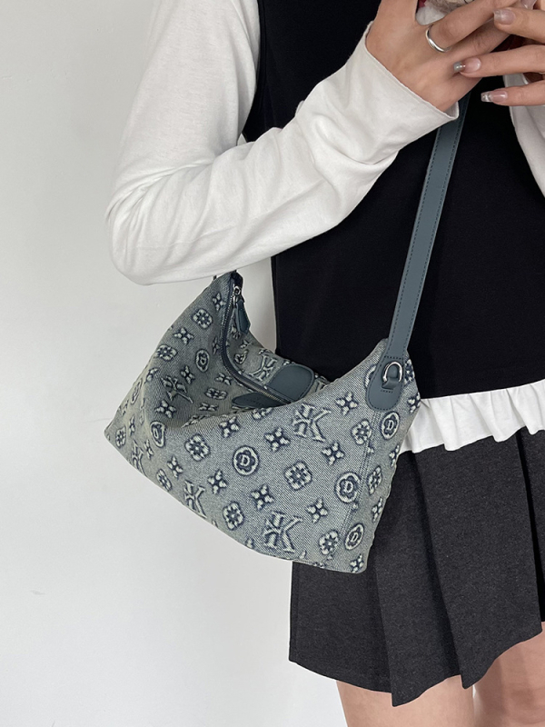Torba od PU kože srednje veličine, preko ramena/crossbody, bucket stil, Monica Qiqi, proljeće 2026