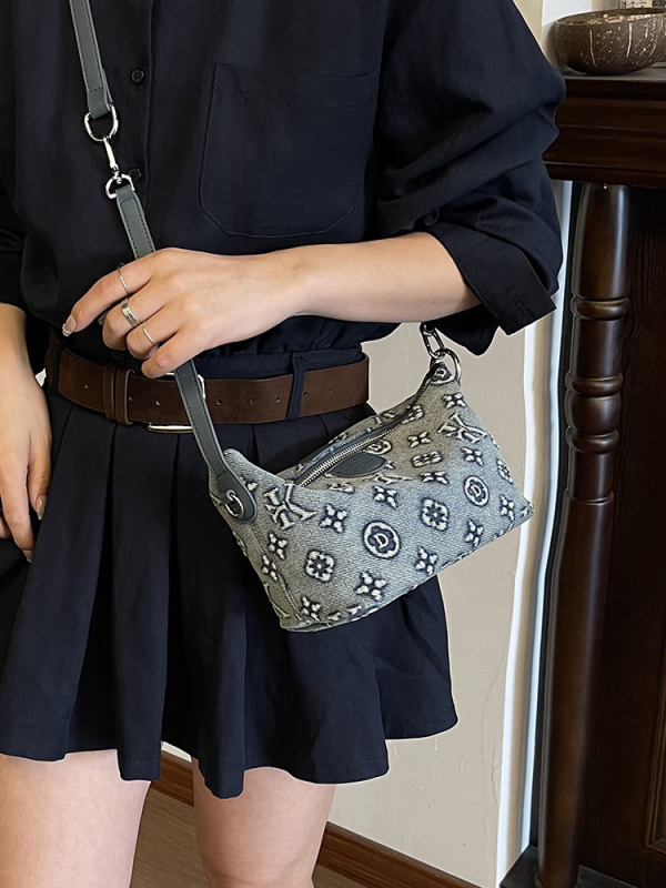 Torba od PU kože srednje veličine, preko ramena/crossbody, bucket stil, Monica Qiqi, proljeće 2026