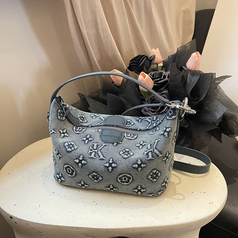 Torba od PU kože srednje veličine, preko ramena/crossbody, bucket stil, Monica Qiqi, proljeće 2026
