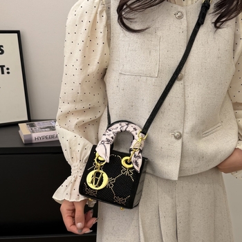 Diana torba s kristalima, mala kvadratna crossbody torba, ženski dizajn s quilt dizajnom, moda 2026