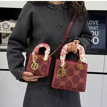 Diana torba s kristalima, mala kvadratna crossbody torba, ženski dizajn s quilt dizajnom, moda 2026