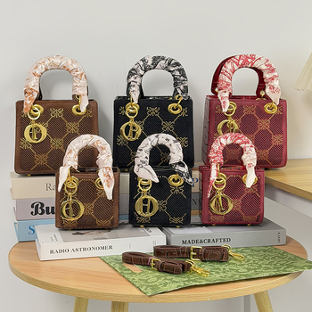 Diana torba s kristalima, mala kvadratna crossbody torba, ženski dizajn s quilt dizajnom, moda 2026