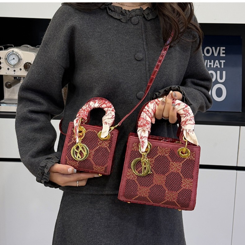 Diana torba s kristalima, mala kvadratna crossbody torba, ženski dizajn s quilt dizajnom, moda 2026