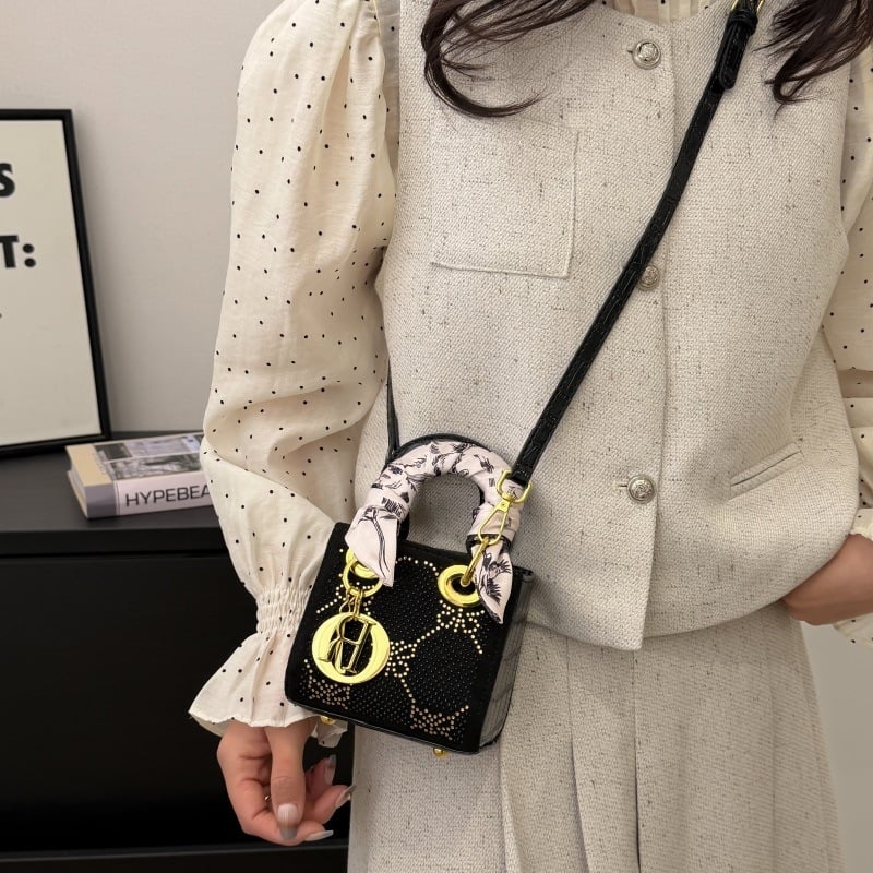 Diana torba s kristalima, mala kvadratna crossbody torba, ženski dizajn s quilt dizajnom, moda 2026