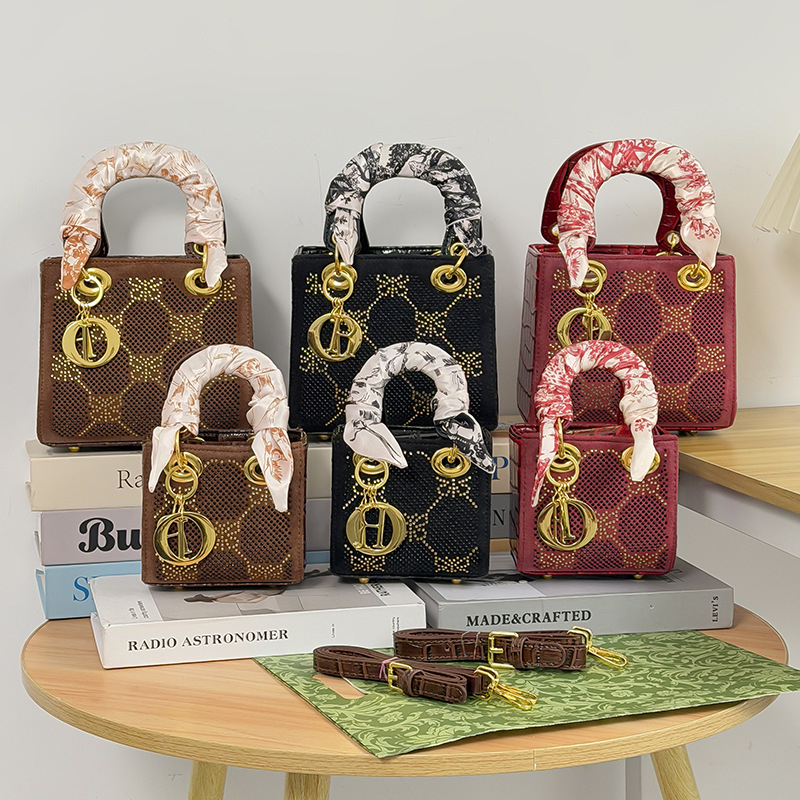 Diana torba s kristalima, mala kvadratna crossbody torba, ženski dizajn s quilt dizajnom, moda 2026